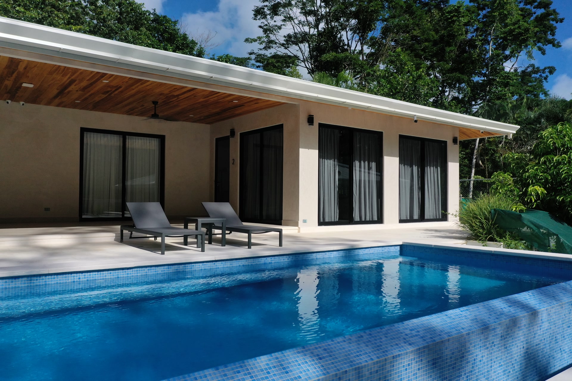 Villa Estrella Pavones poolside